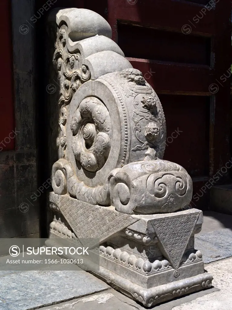 Stone Drum, blocks, usually in pairs, at the gate to support the door pilot that decorates as well as indicates the social status of the hosue or the ...