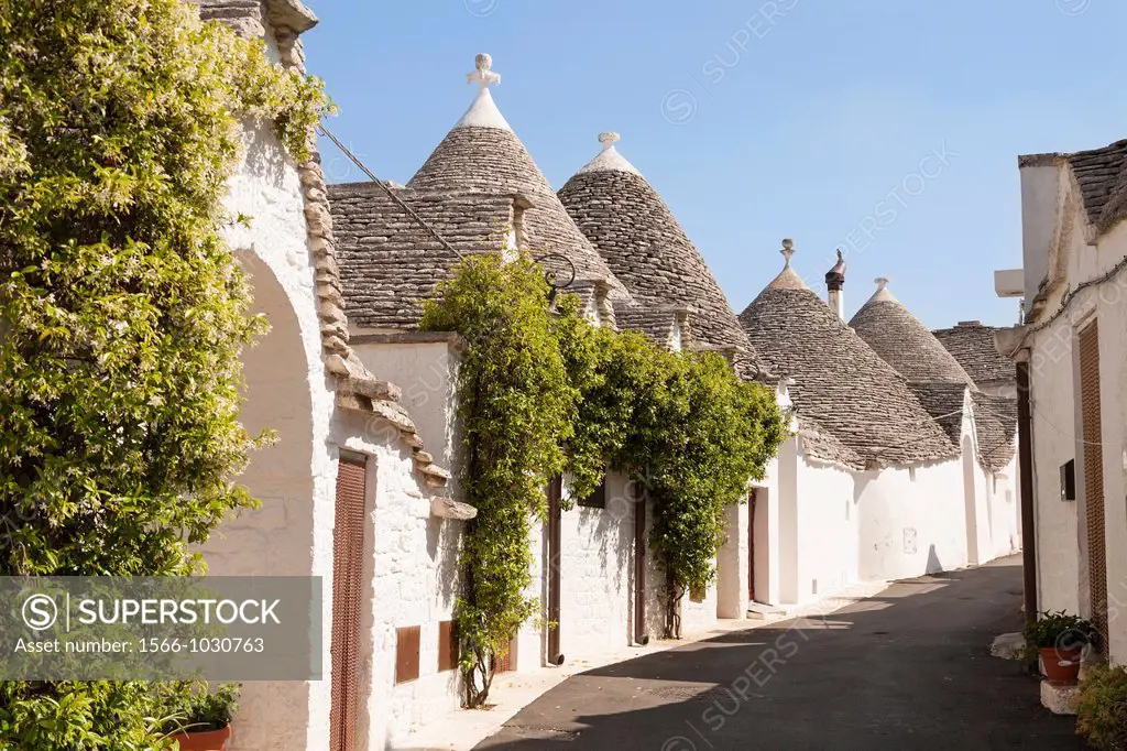 A street of trulli houses, Rione Monti, Alberobello, province of Bari, in the Puglia region, Italy