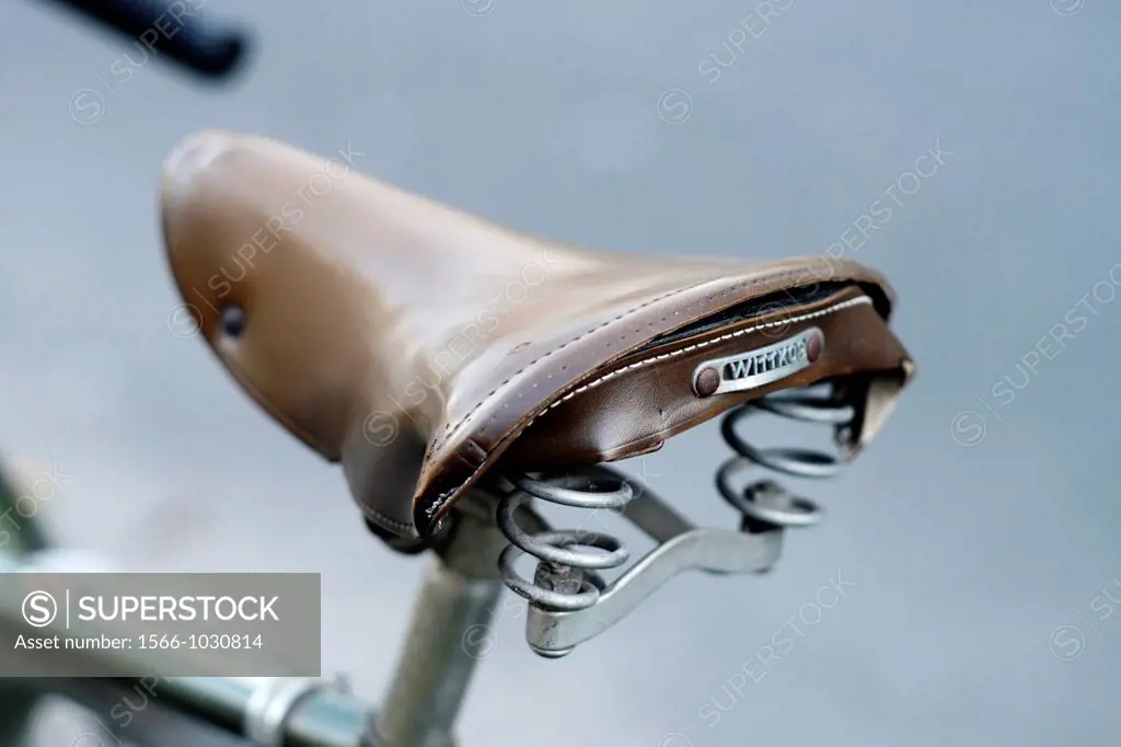 Retro style bicycle saddle