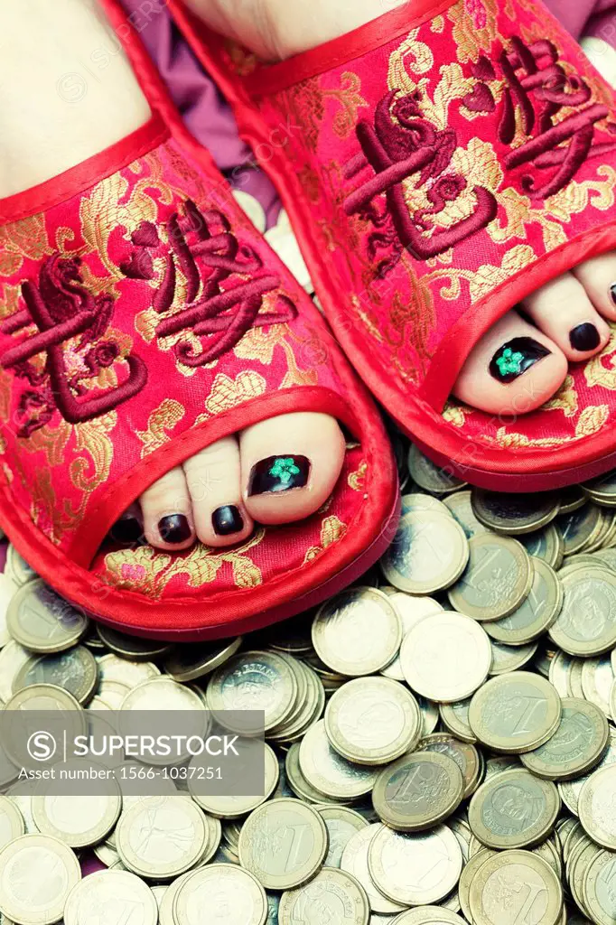 Chinese feet on European money