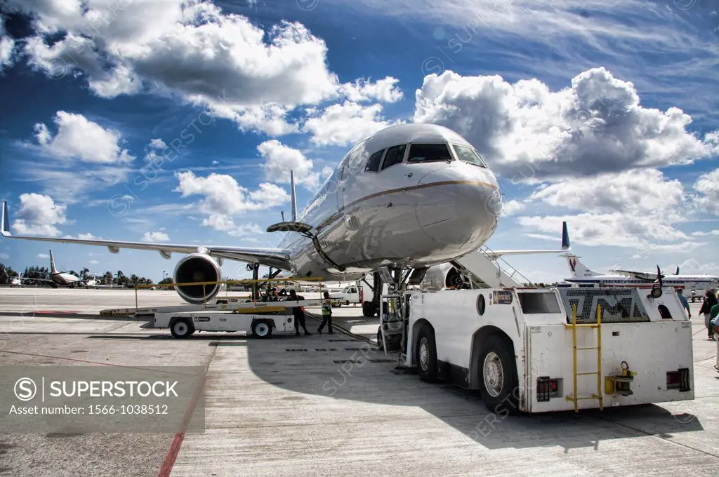 Saint Martin Airport Loading Boeing 757