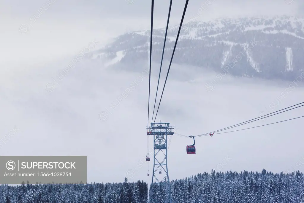 Canada, British Columbia, Whistler, Peak 2 Peak Gondola between Whistler and Blackcomb Mountains, winter