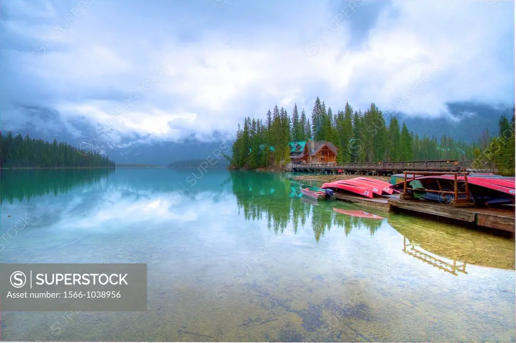 Emerald Lake, Log Cabin & canoes, Lodge Yoho National Park, British Columbia, Canada