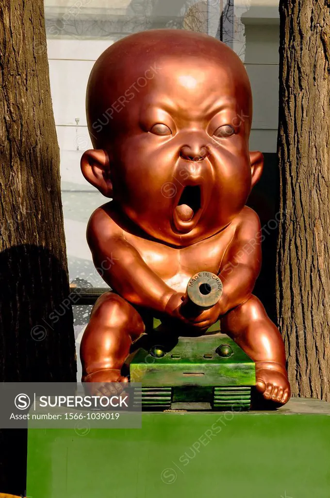 Baby riding a tank sculpture at 798 Art Zone, a square kilometre of converted industrial site in Beijing´s northeastern Chaoyang District, Beijing, Ch...