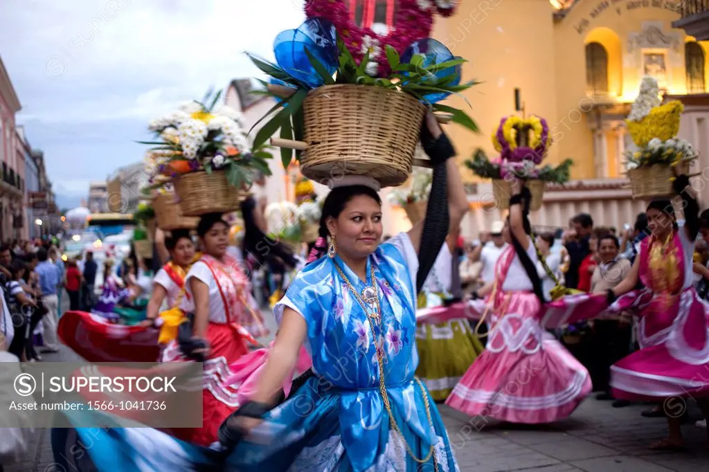 Chinas Oaxaquenas dance during the Calenda of Carmen Bajo neighborhood in Oaxaca, Mexico, July 14, 2012  Oaxaca commemorates the ´Guelaguetza,´ an ann...