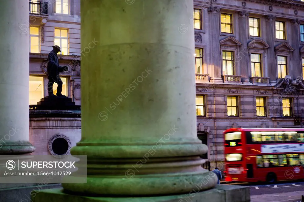 Londres, Inglaterra, UK, Bank, la City, plaza, columnas, edificio de la antigua bolsa, autobus de dos pisos, London, England, UK, Bank, The City, Squa...
