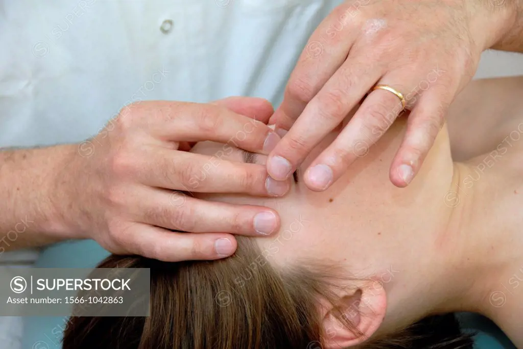 Osteopathy treatment of a periodic sinusitis  Drainage of the sinus