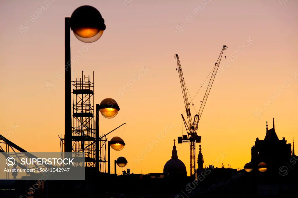 UK, England, London, St Pauls cranes silhouette
