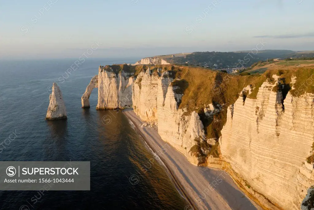 Aval cliff and Needle, Etretat, Cote d´Albatre, Pays de Caux, Seine-Maritime department, Upper Normandy region, France, Europe
