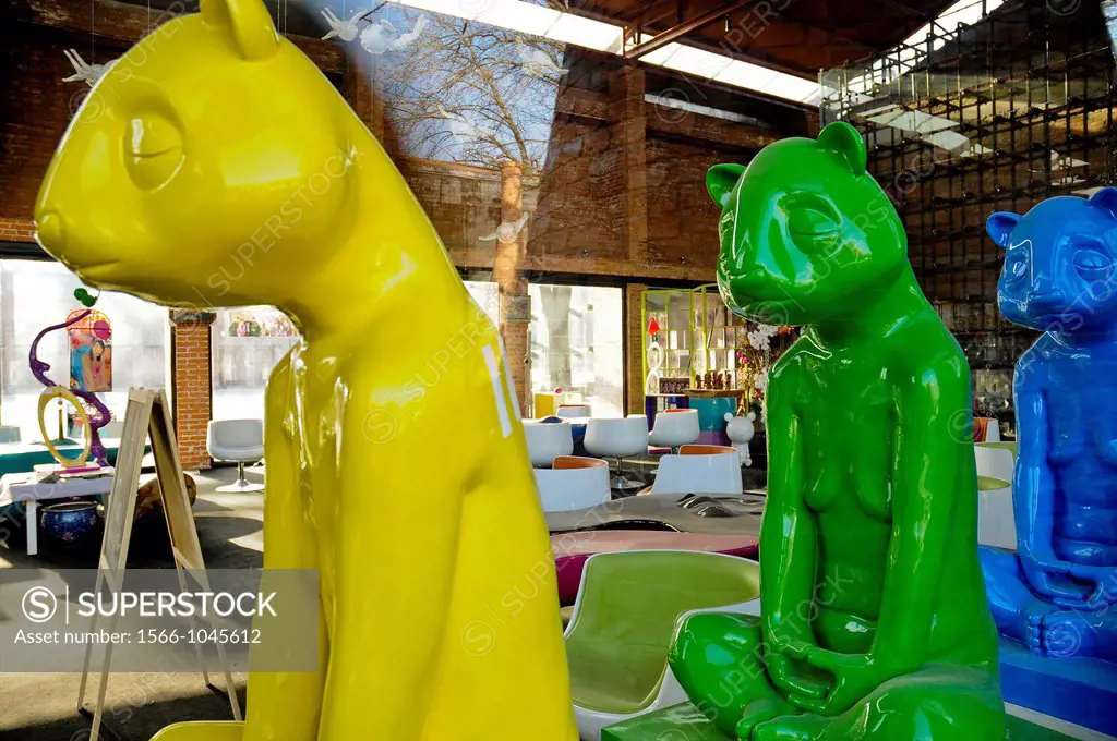 Colour cat sculptures in a desing shop at 798 Art Zone, a square kilometre of converted industrial site in Beijing´s northeastern Chaoyang District, B...