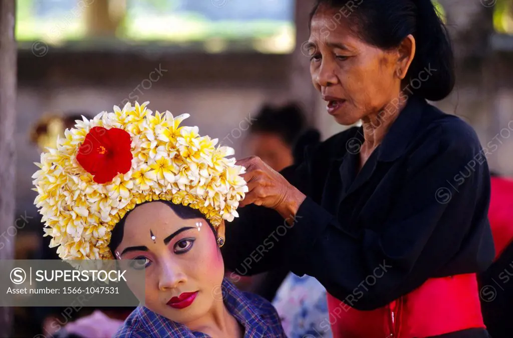 Balinese dancer applying make up in Legong Dance  Batubulan dance  Bali  Indonesia