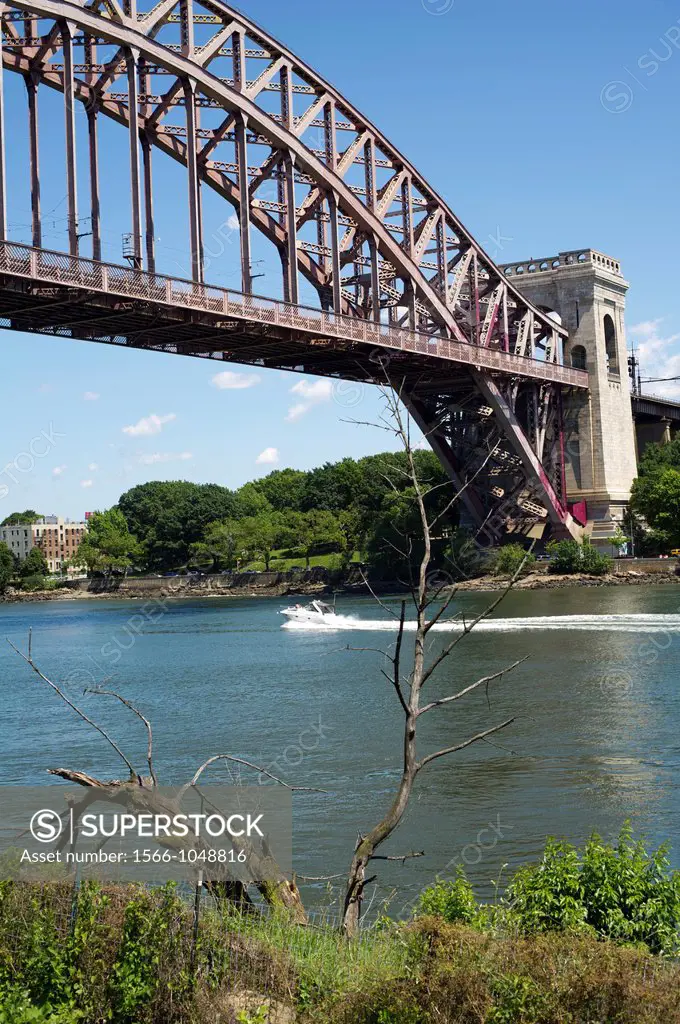 Hell Gate Bridge seen from Randall´s Island Park in the East River in New York