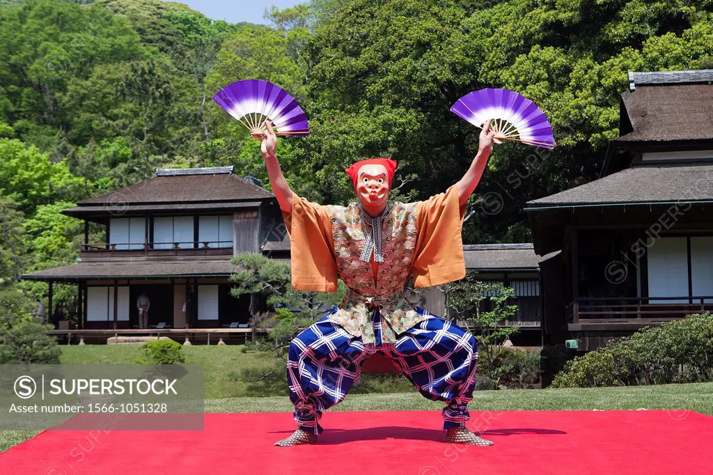 Japan , Yokohama City, Sankei-en Garden, traditional dance performer