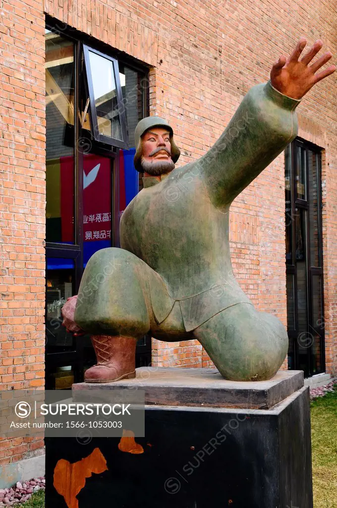 Militar sculpture at 798 Art Zone, a square kilometre of converted industrial site in Beijing´s northeastern Chaoyang District, Beijing, China, Asia.
