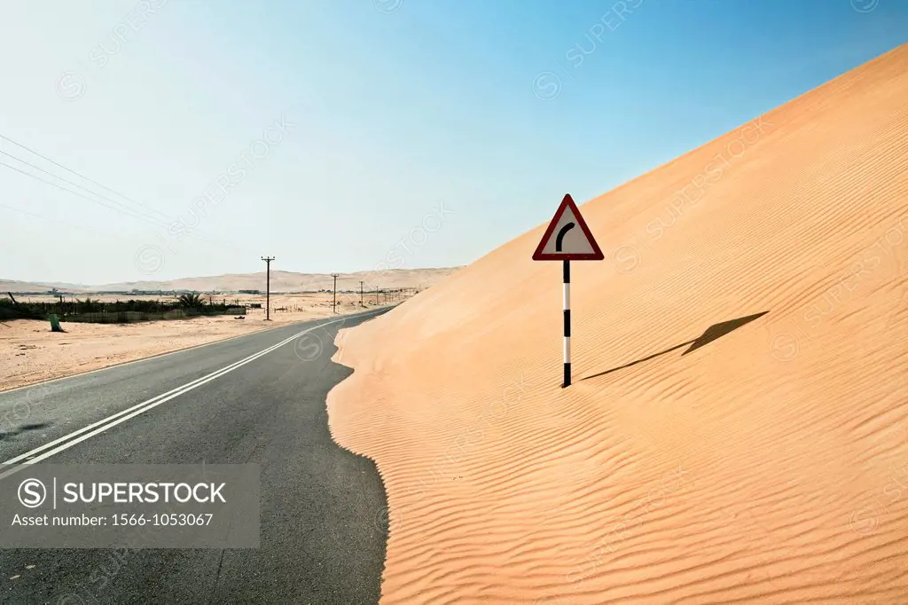 Road through Liwa desert, Liwa oasis, Abu Dhabi, United Arab Emirates, Middle East.