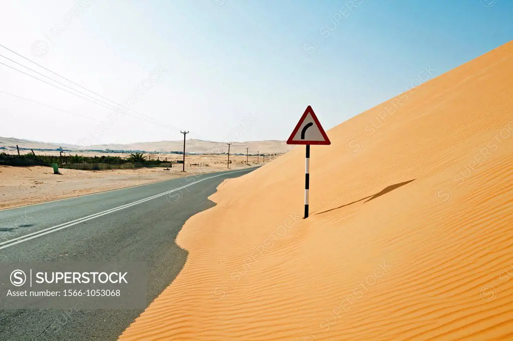 Road through Liwa desert, Liwa oasis, Abu Dhabi, United Arab Emirates, Middle East.