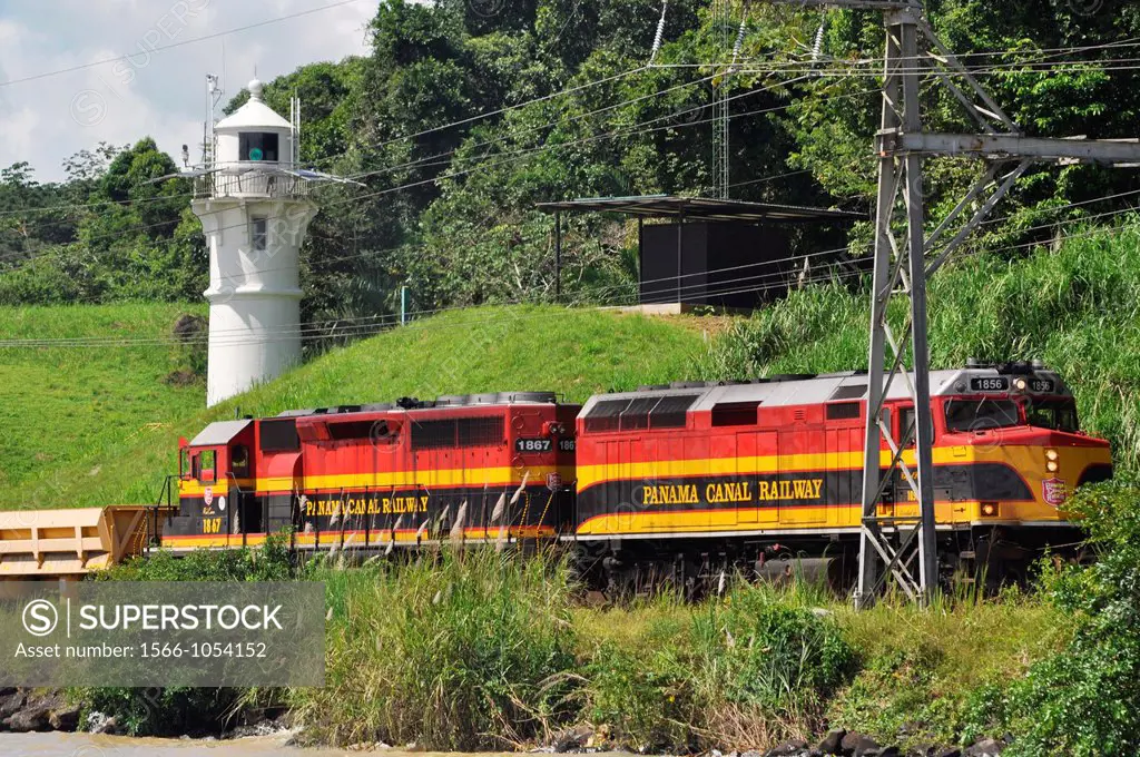 Canal de Panamá Panama: train of the Panama Canal Railway along the Canal