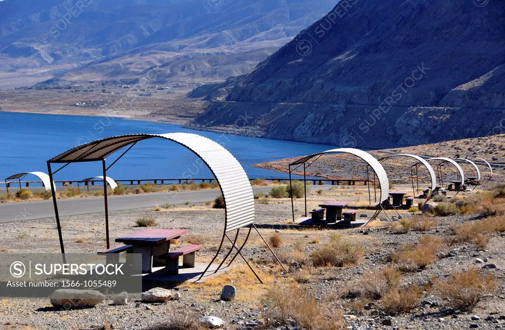 Sheltered picnic tables at Sportsman´s Beach Recreation Site on the western shore of Walker Lake