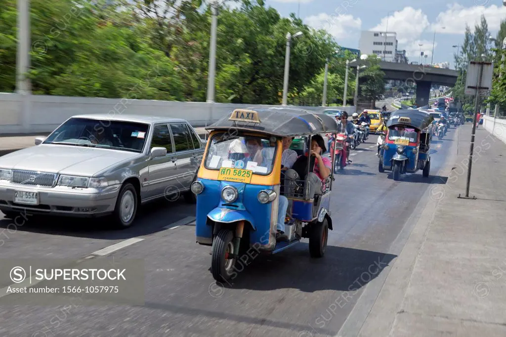 Tuk tuk and traffic on busy highway near Saphan Phra Phuttha Yot Fa Memorial Bridge, Bangkok, Thailand