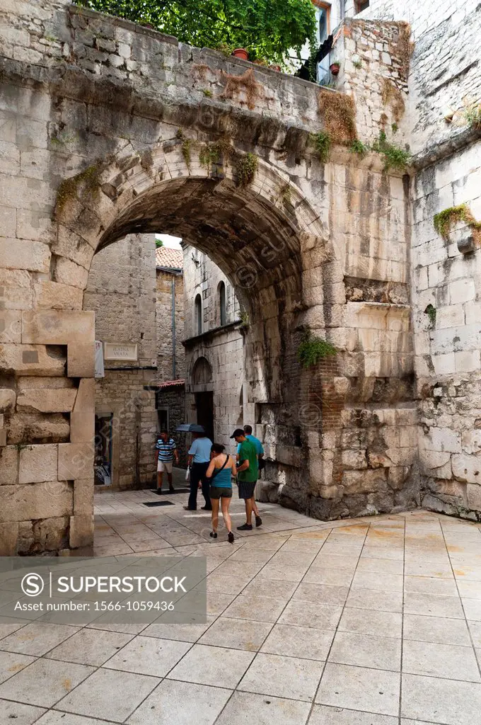 Tourists entering ´Zlatna Vrata´ gate, Split, region of Dalmatia, Croatia, Europe