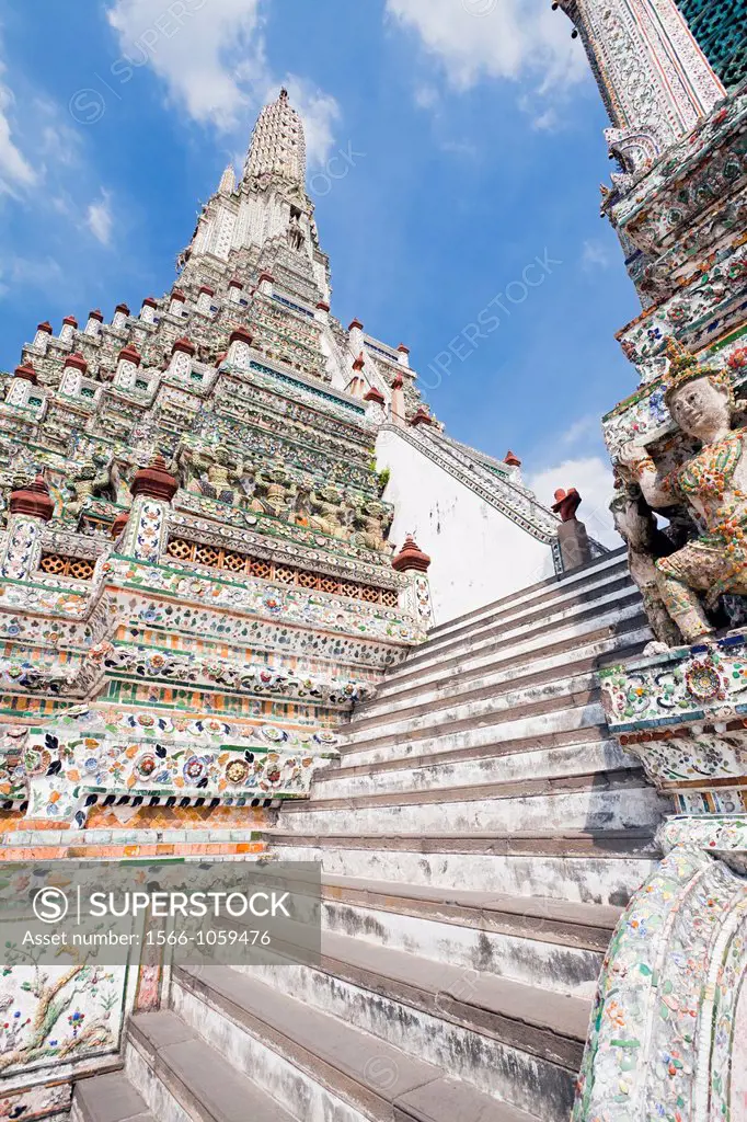 Large ´Prang´ Khmer style tower, Wat Arun Rajwararam Temple of the Dawn, Thonburi, Bangkok, Thailand
