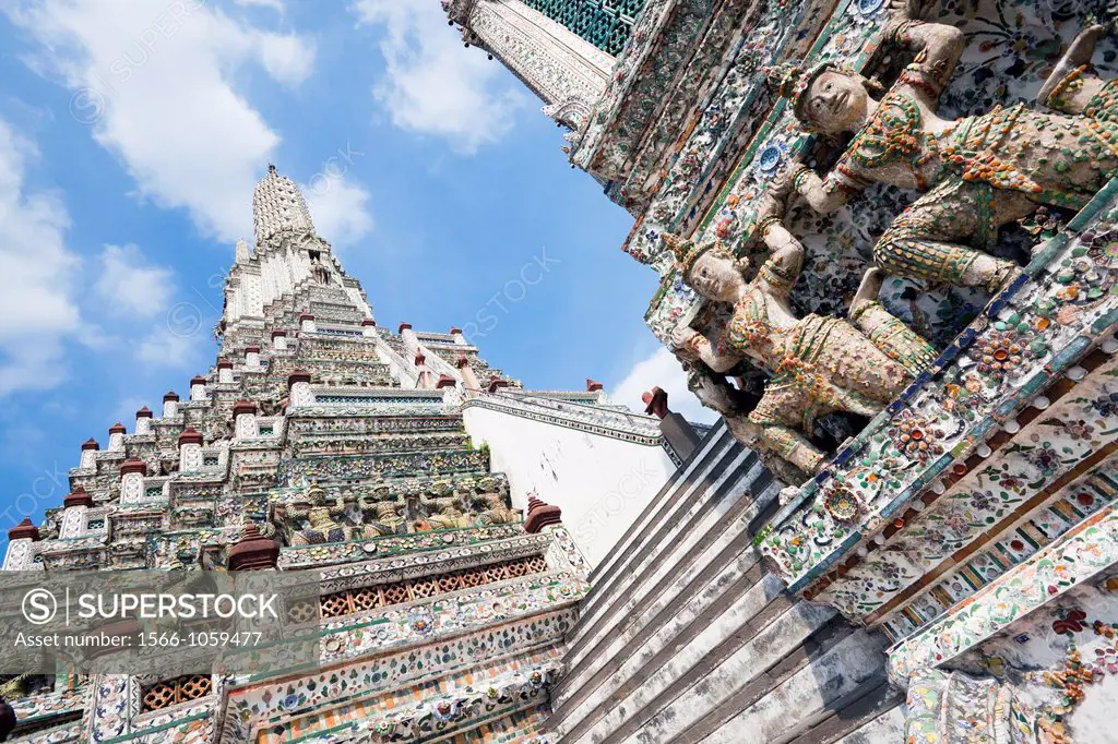 Large ´Prang´ Khmer style tower, Wat Arun Rajwararam Temple of the Dawn, Thonburi, Bangkok, Thailand