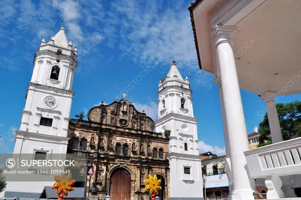 Ciudad de Panamá Panama: the Metropolitan Cathedral of Our Lady of the Assumption and Plaza de la Independencia, Casco Viejo  