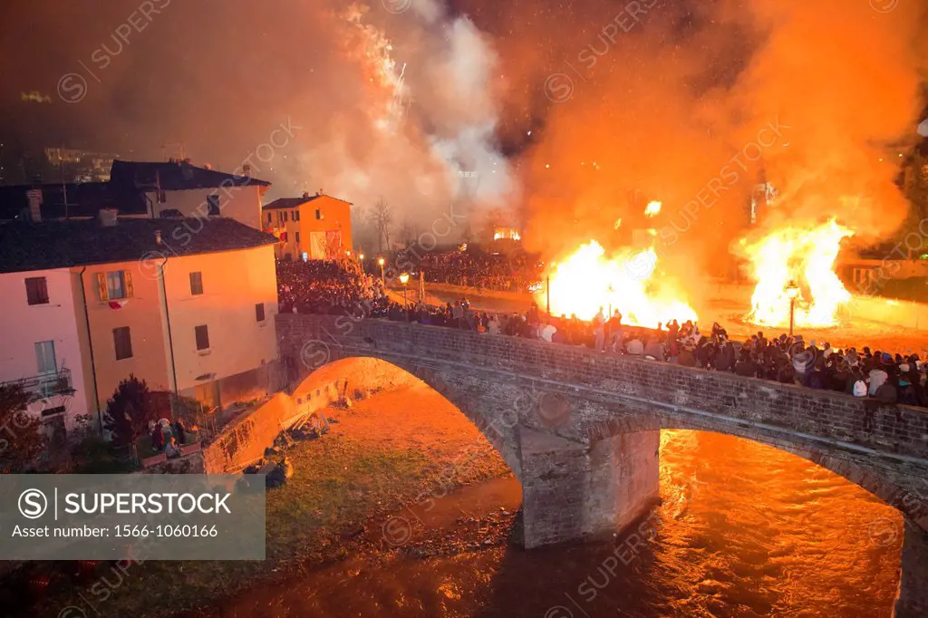 haystacks on fire, festival of bonfires, rocca san casciano, emilia romagna, italy, europe