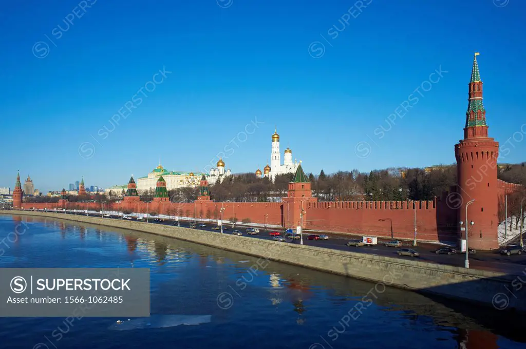 Russia, Moscow, Church of Archangel Michael and Assumption Cathedral behind Kremlin Wall