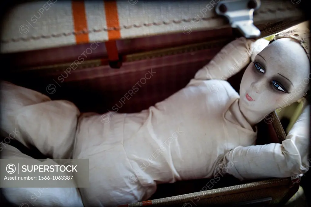 muñeca de trapo sugerente y elegante relajada en una maleta, rag doll suggestive and elegant relaxed in a suitcase