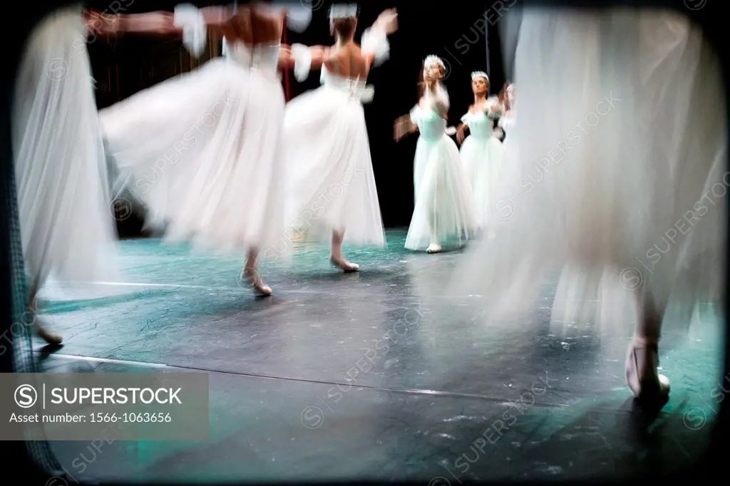 representacion de ballet clasico en el escenario de un teatro, representation of classical ballet on the stage of a theater