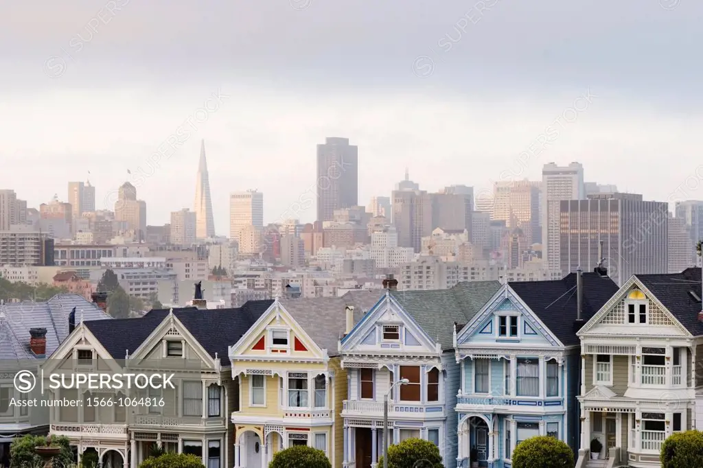 Painted Ladies Victorian houses at Alamo Square with the San Francisco skyline in the distance, San Francisco, California, USA