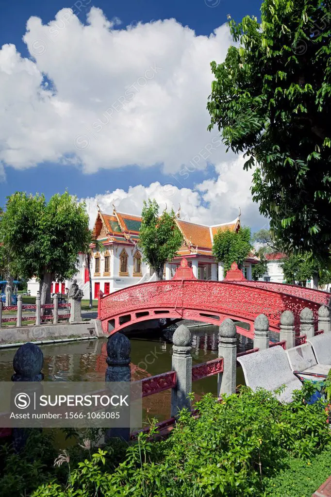 Footbridge across canal, Wat Benchamabophit Marble Temple, Banglamphu, Bangkok, Thailand