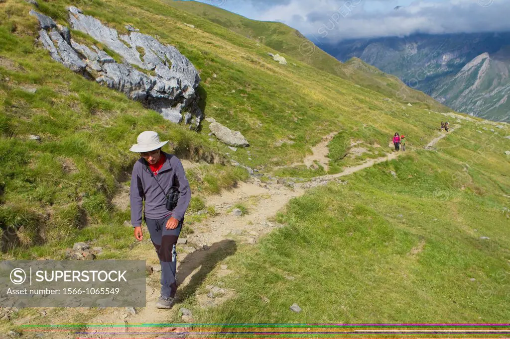 Mountaineers walking in Midi D´Ossau peak, in National Park des Pyrenees, in Bearn province  Atlantics Pyrenees  Aquitania, France  Europe