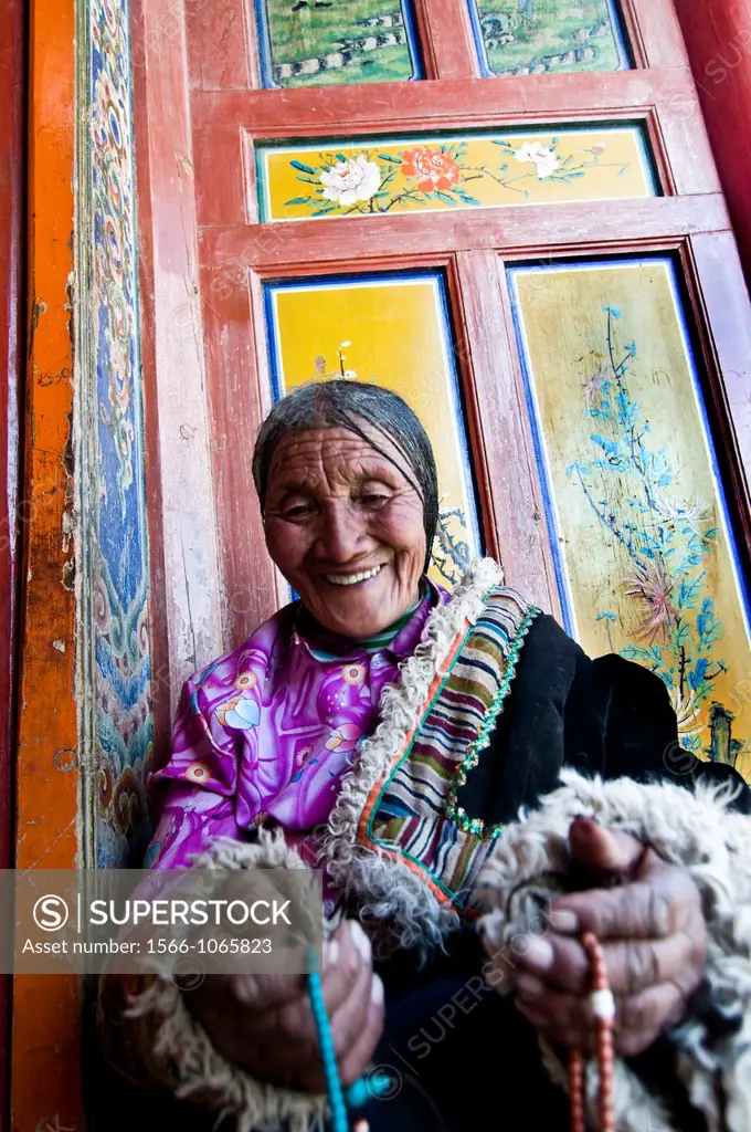 An old Tibetan pilgrim visiting Labrang monastery during the TIbetan new year