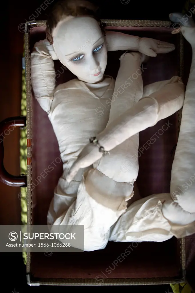 muñeca de trapo plegada en una maleta, folded rag doll in a suitcase