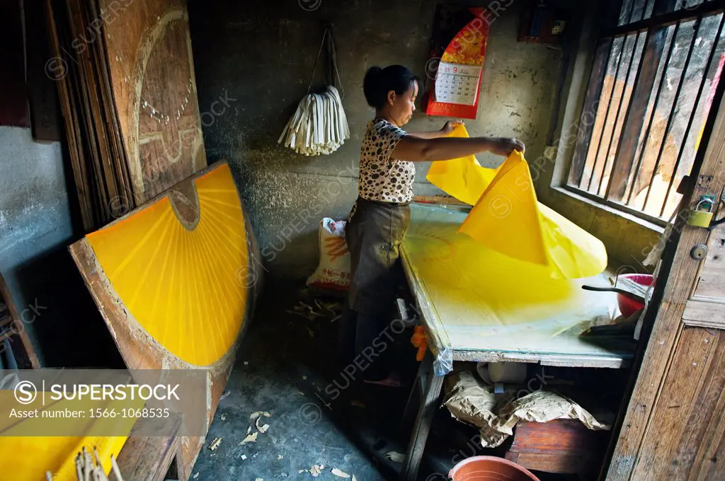 Making Folding fans, Fuli village, Li River, Guangxi, China.