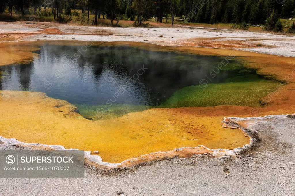 Emerald Pool, Black Sand Basin, Yellowstone NP, Wyoming, USA