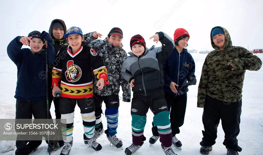 Gojahaven is a town in North of Canada where 1000 Inuits are living Icehockey is a popular spprt among young people There is an icehockey hall in town...