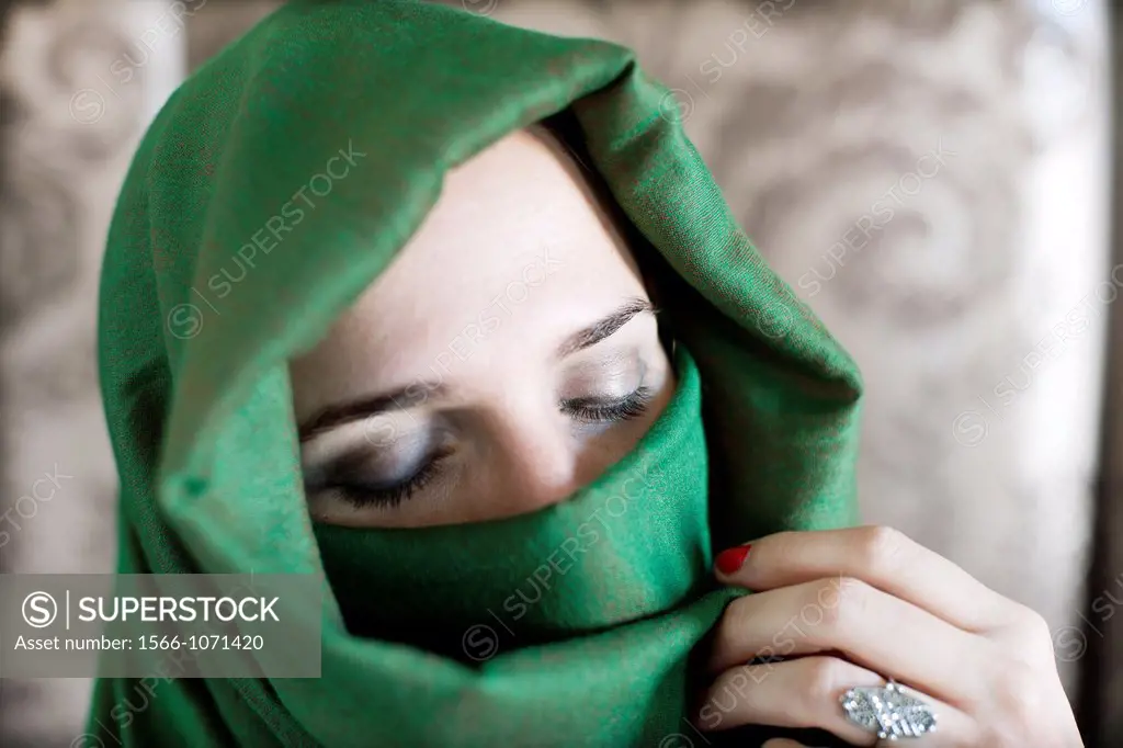 Mujer joven con velo Musulmán, velo islámico, mirada, ojos, rostro, rostro tapado, expresión, represión, religión, costumbre, mujer, joven, color, ver...