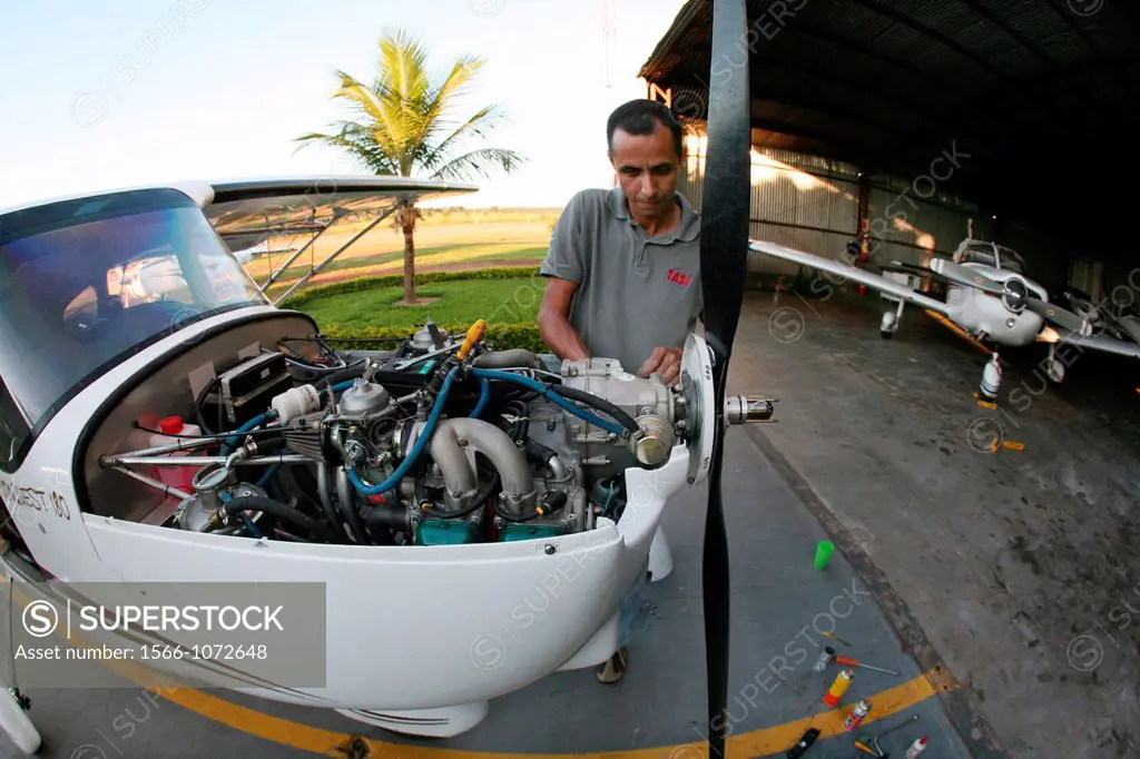 Onderhoud van een cesna vliegtuig op vliegveld ´Canarana´ in oost brazilie ANP COPYRIGHT TON KOENE