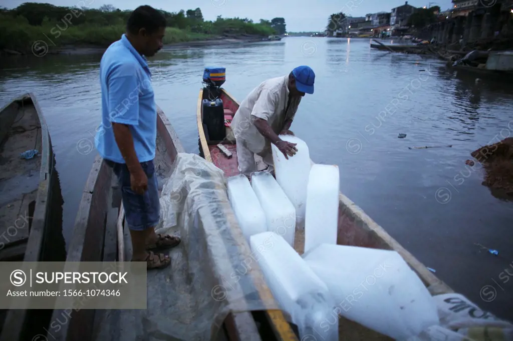 Ice is being used for conservation of fish, the main income of the population near the river Magdalena