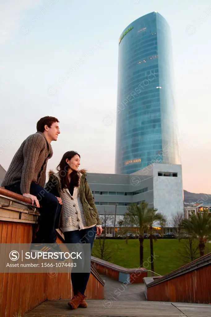 Young couple, Tourists, Iberdrola Tower, Padre Arrupe Bridge, Abandoibarra, Bilbao, Bizkaia, Basque Country, Spain