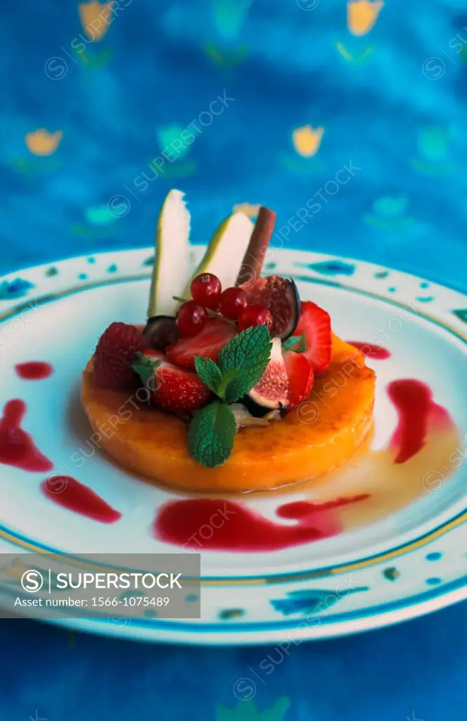 France, Paris, Detail Dessert Plate in Classic French Restaurant, Le Clos du Gourmet, Fruits, 16, Ave  Rapp, 75007