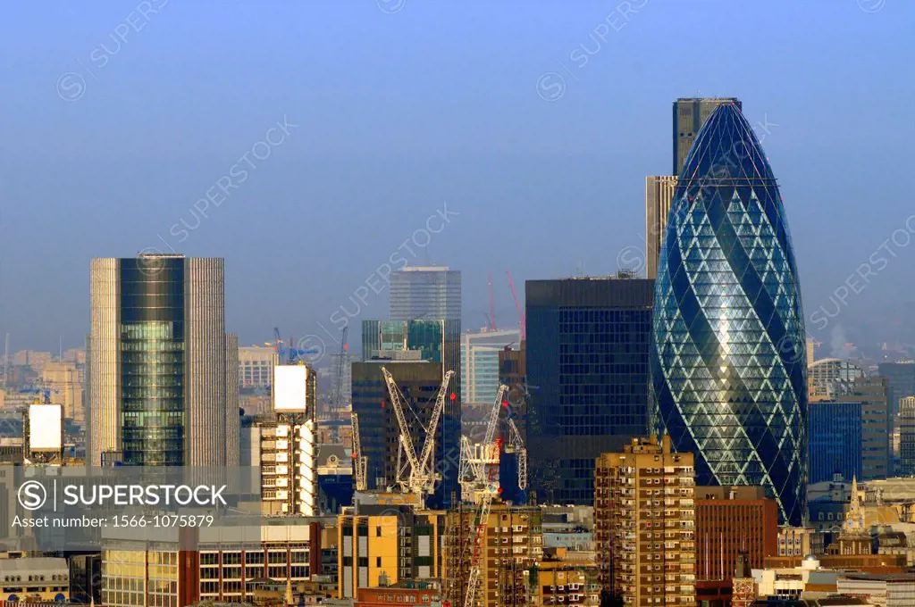 London´s main financial district, the City of London, the Swiss Re Tower better known as the Gherkin due to its phallic shape, architect : Norman Fost...