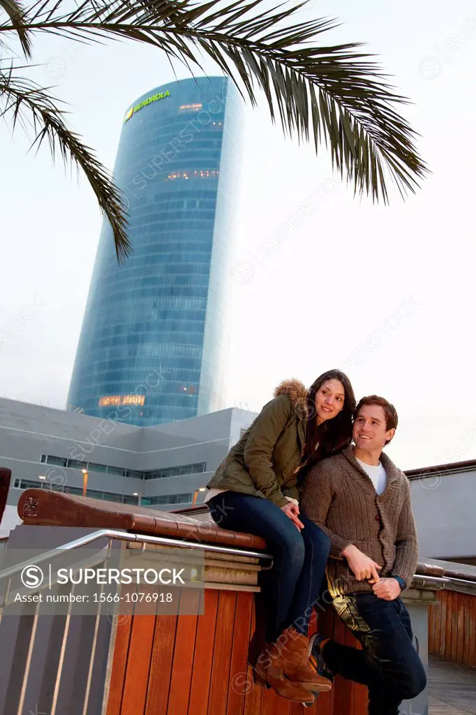 Young couple, Tourists, Iberdrola Tower, Padre Arrupe Bridge, Abandoibarra, Bilbao, Bizkaia, Basque Country, Spain