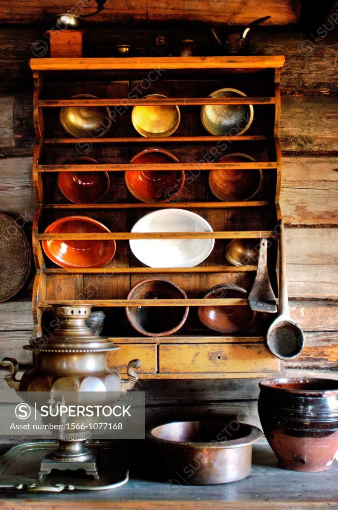 Ruusia, Karelia Republic, Kizhi Island, Kizhi Open Air Architectural Museum, Interior of a peasant´s cabin, dishes and samovar