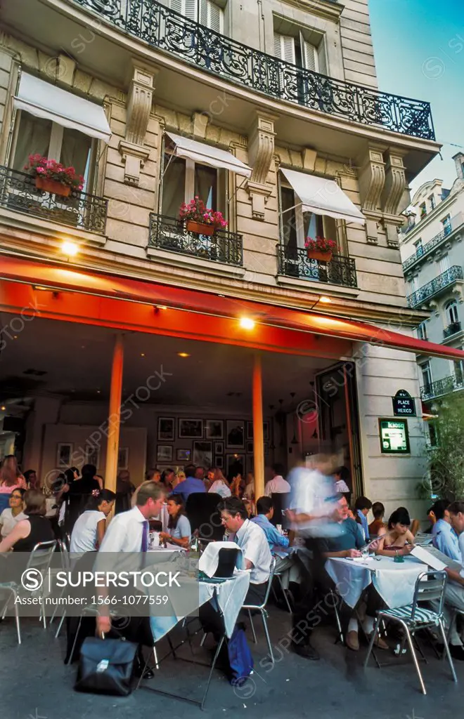 Paris, France ,Bistro Restaurant, Business Persons Having Lunch on Terrasse at The Kiosque on Place de Mexique, Near Trocadero