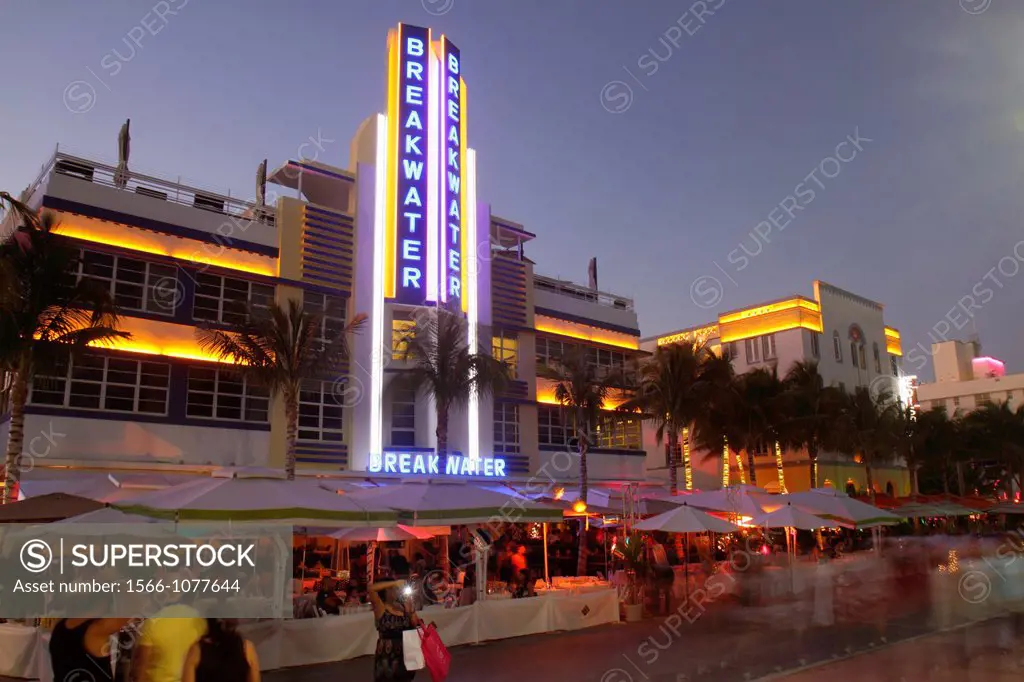 Florida, Miami Beach, Ocean Drive, Art Deco Historic District, New Year´s Day, night, nightlife, Breakwater Hotel, alfresco dining, neon sign,
