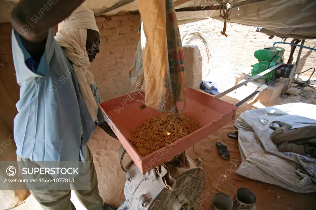Sudanese refugee turns corn and grain into flour in refugee camp in Chad